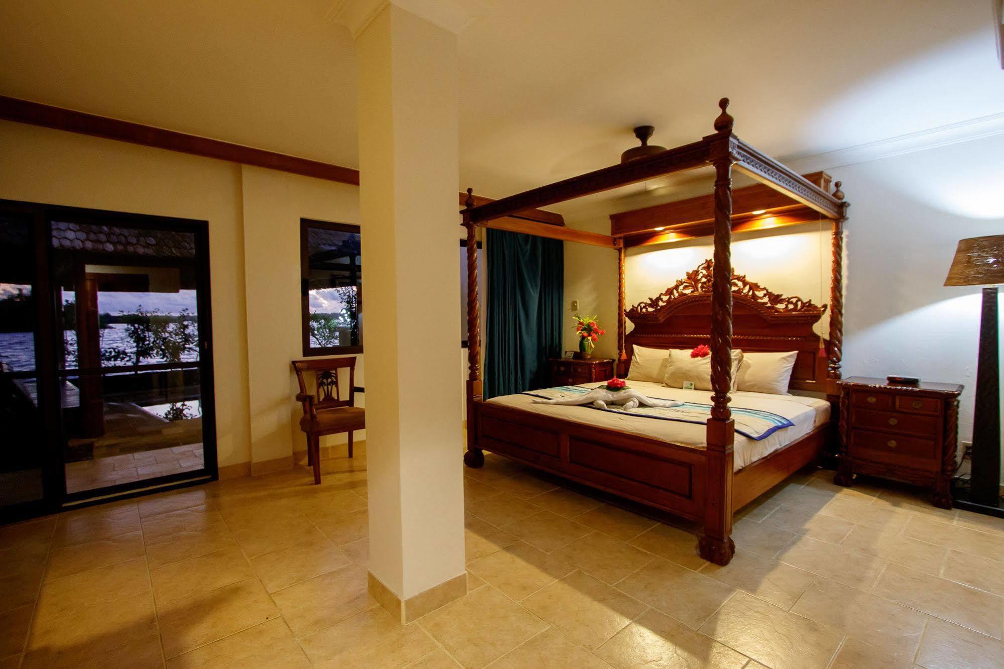 Manta Ray Bay Resort Colonia Exteriér fotografie