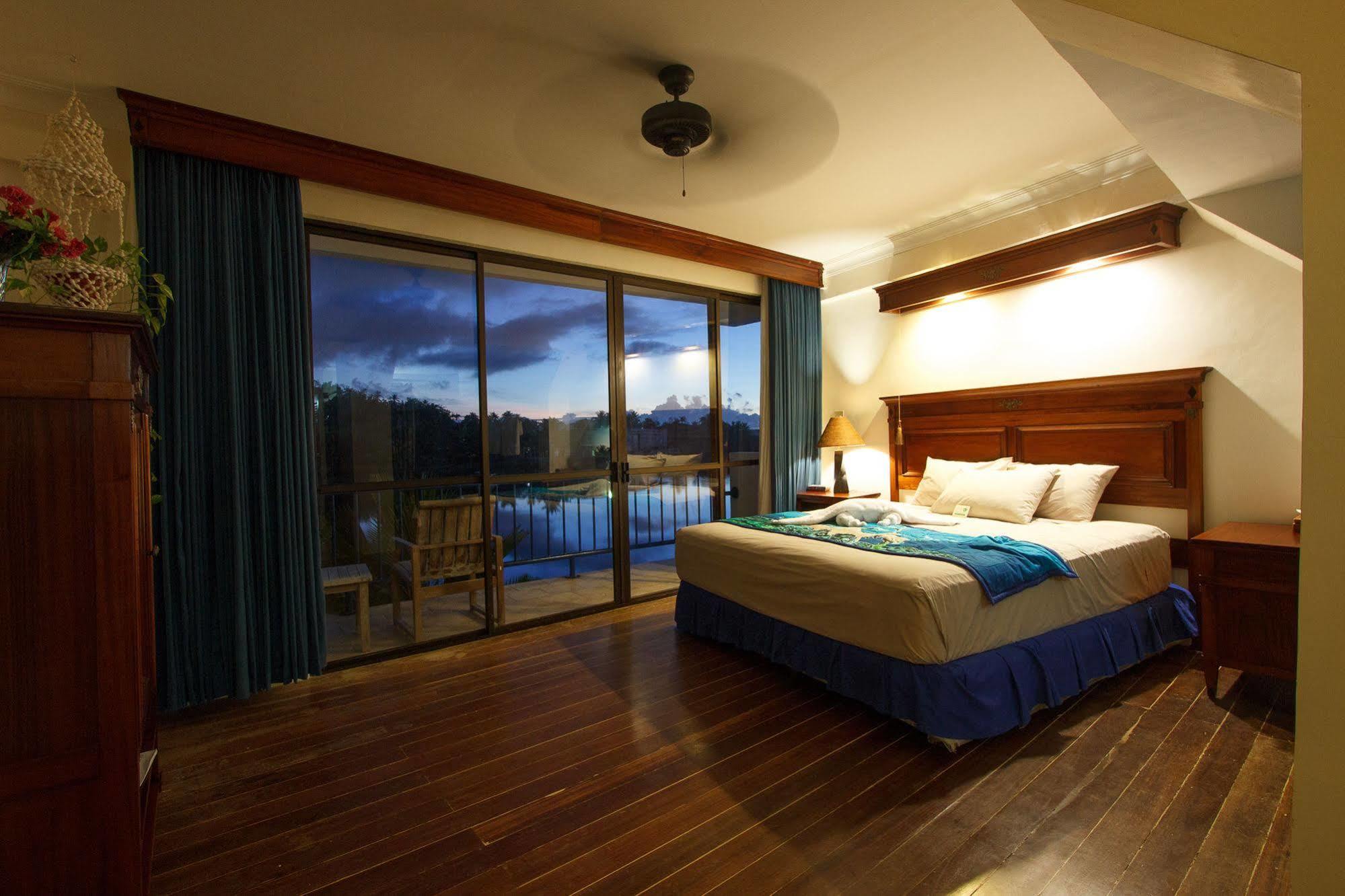 Manta Ray Bay Resort Colonia Exteriér fotografie