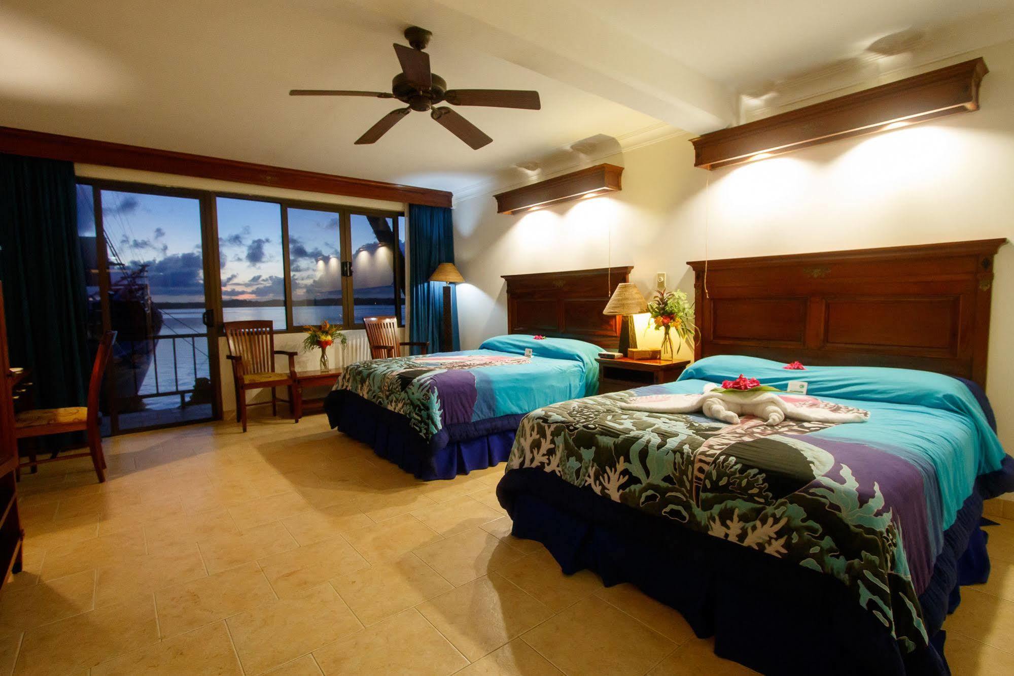 Manta Ray Bay Resort Colonia Exteriér fotografie