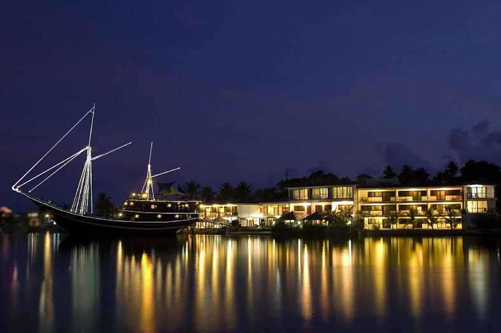 Manta Ray Bay Resort Colonia Exteriér fotografie